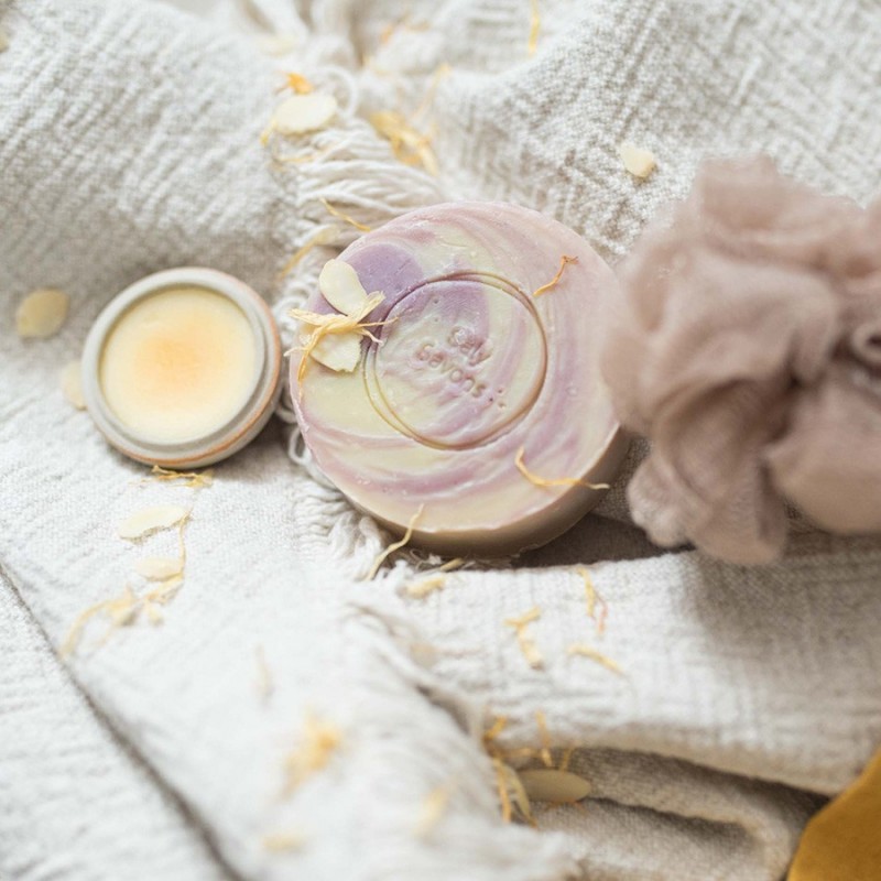 Savon amande douce et Ylang Ylang - avec huiles essentielles Savon amande douce et Ylang Ylang - avec huiles essentielles